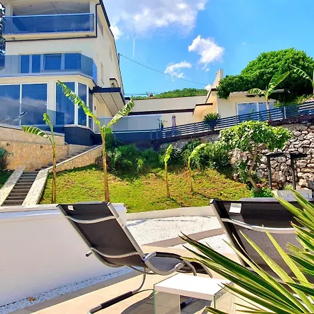 Modern Penthouse And Jacuzzi *